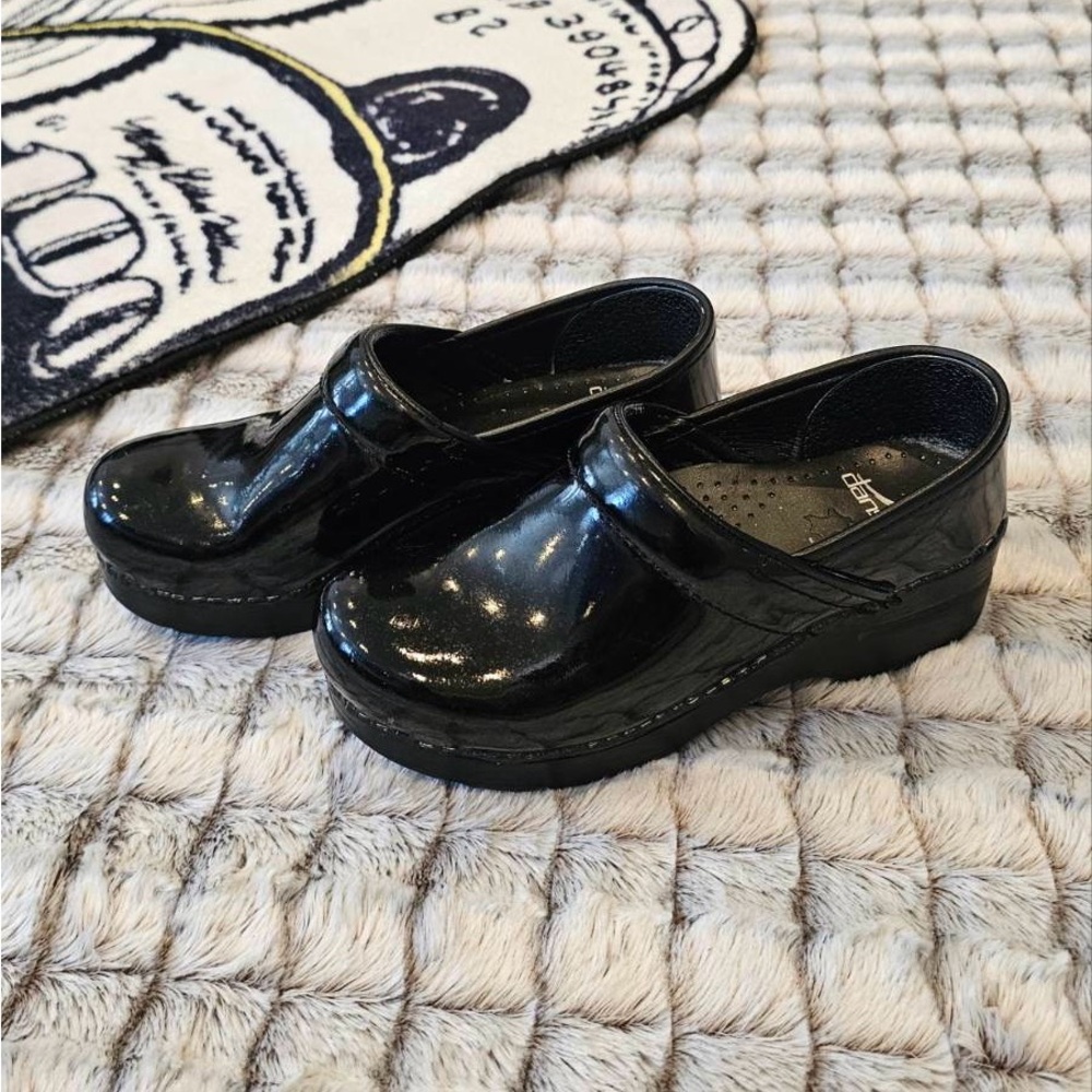 Dansko Clogs Professional clogs Black Patent Leather Women’s size 5.5 EU size 36